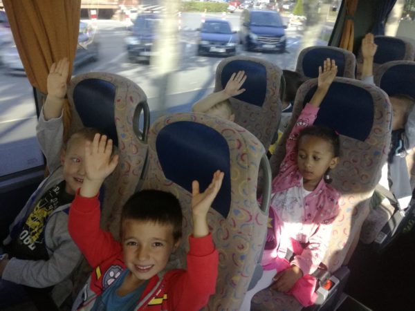 Dzieci w autokarze