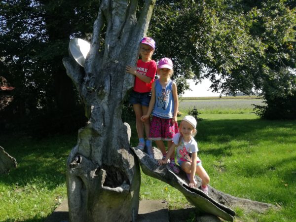 Dzieci pozują przy drzewie