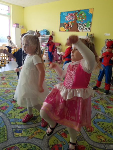 Ania i Lila tańczą