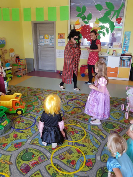 Dzieci patrzą z uwagą na czarownicę