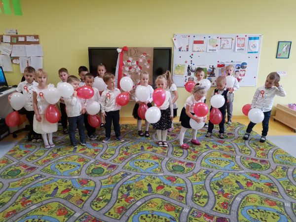 Wszystkie dzieci z balonami pozują do zdjęcia