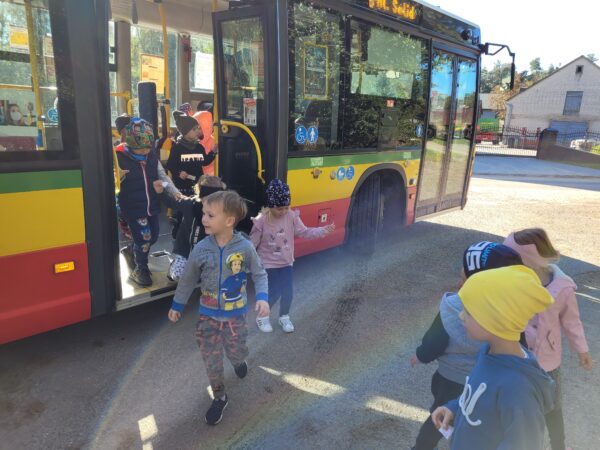 Dzieci wychodzą z autobusu