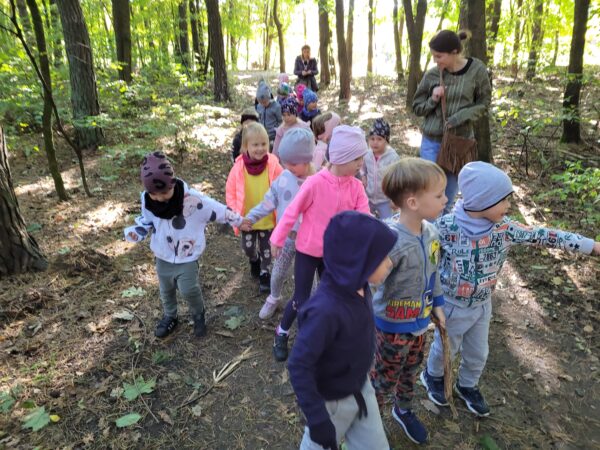 Dzieci w drodze do lasu