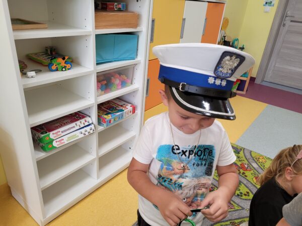 Marcel w czapce policjanta