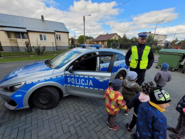 Dzieci przy radiowozie policyjnym