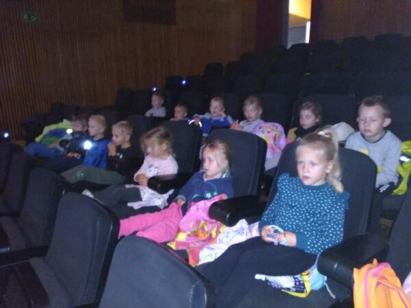 Dzieci na sali kinowej