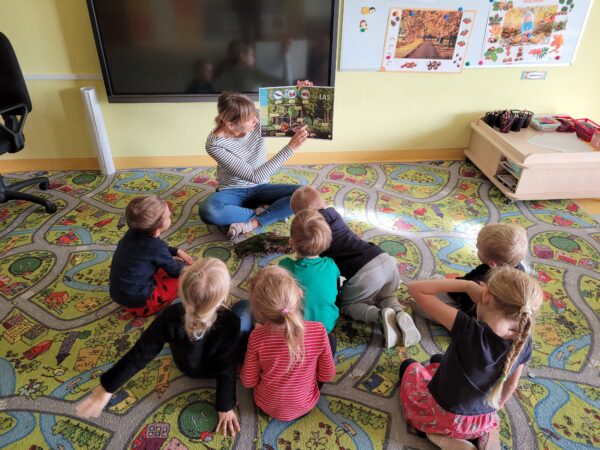 Dzieci słuchają zajęć o lesie.