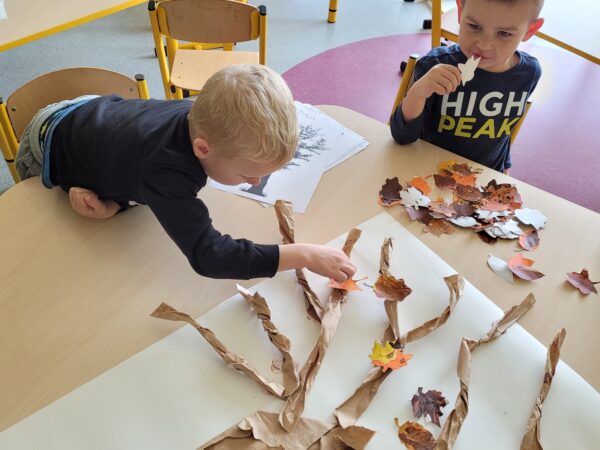 Dzieci tworzą drzewo.