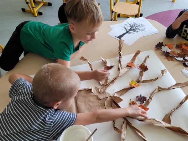 Dzieci tworzą drzewo.