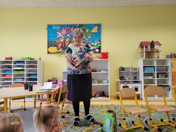 Babcia Jasia opowiada dzieciom o dinozaurach