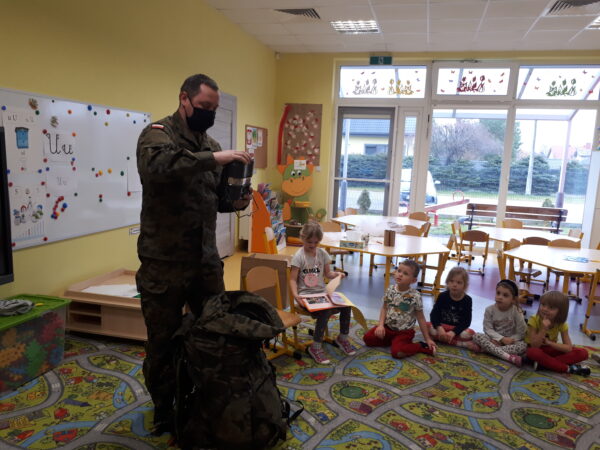 Dzieci poznają sprzęt wojskowy