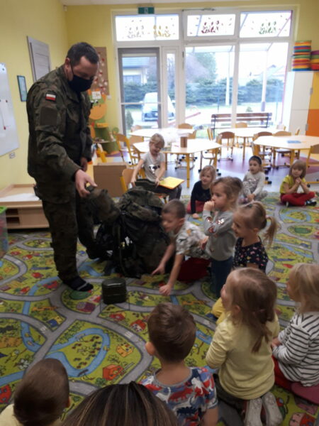 Dzieci poznają sprzęt wojskowy