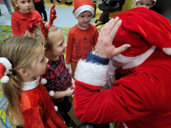 Dzieci rozmawiają z Mikołajem