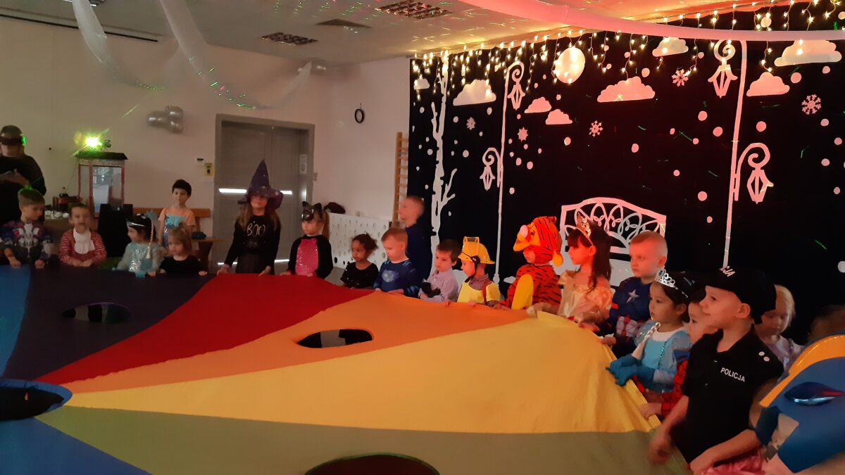 Dzieci biorą aktywny udział w zabawach z wykorzystaniem chusty animacyjnej