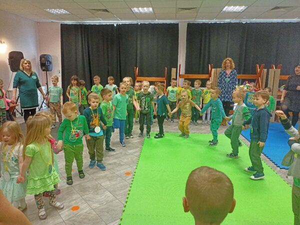 Dzieci ze wszystkich grup biorą udział w zabawach tanecznych