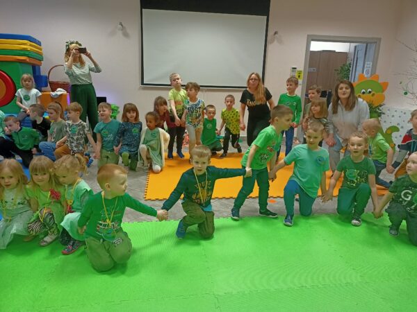 Dzieci ze wszystkich grup biorą udział w zabawach tanecznych