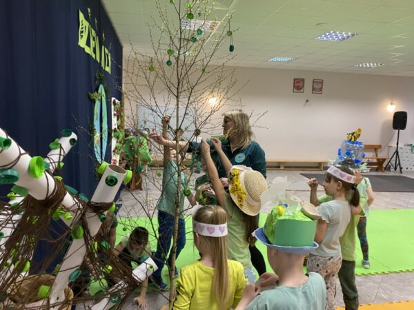 Dzieci ubierają drzewo