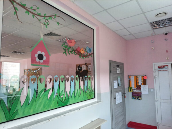 Widok korytarza z przedszkleniem i drzwiami do sali przedszkolenej