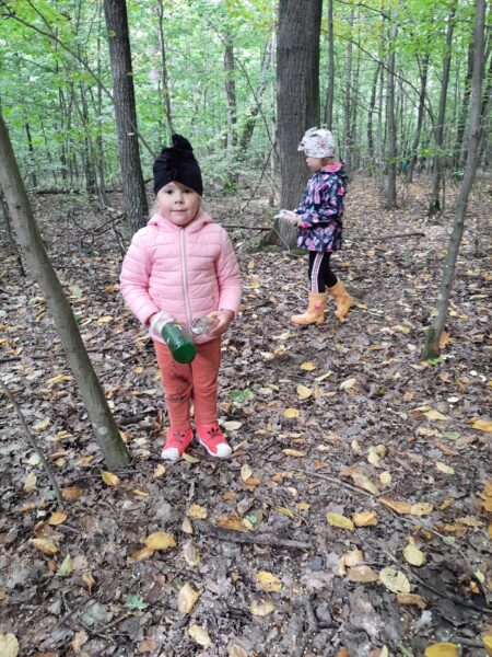 Dziewczynki chętnie pomagają sprzątać las