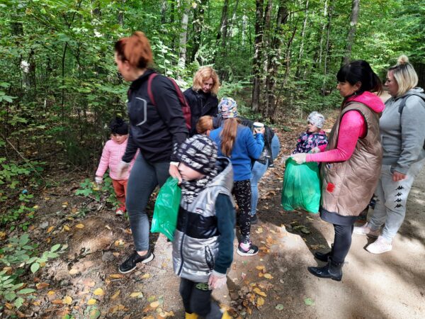 Przedszkolaki razem z rodzicami sprzątają las