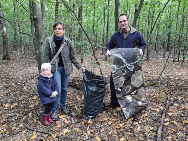 Cała rodzina sprząta las