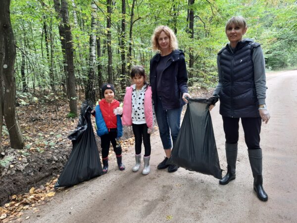 Przedszkolaki razem z Paniami sprzątają las