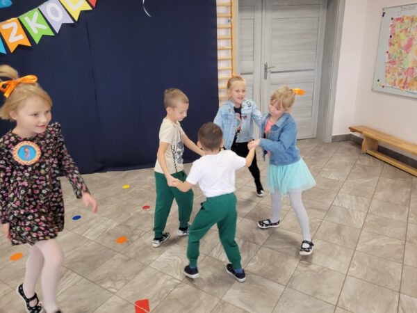Zabawy i tańce przedszkolaków.