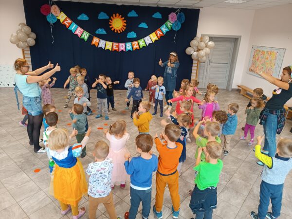 Misie biorą udział w zabawach z okazji Dnia Przedszkolaka