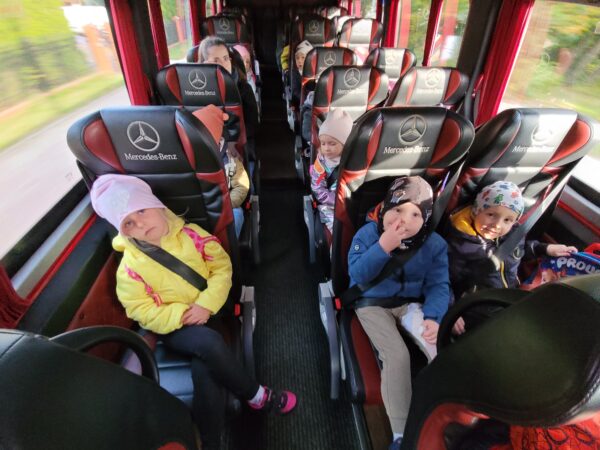 Dzieci na siedzeniu w autobusie.