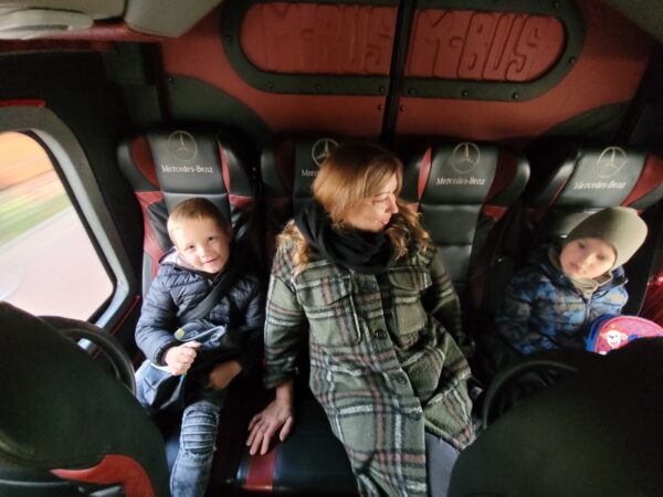 Dzieci na siedzeniu w autobusie.