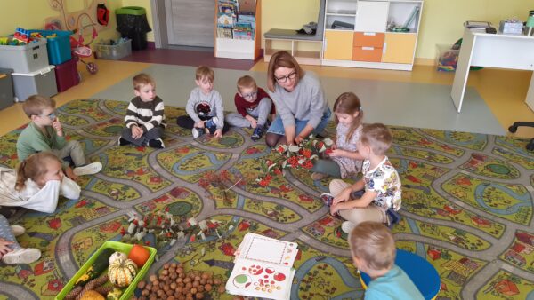 Misie biorą udział w zabawach sensorycznych z wykorzystaniem darów jesieni