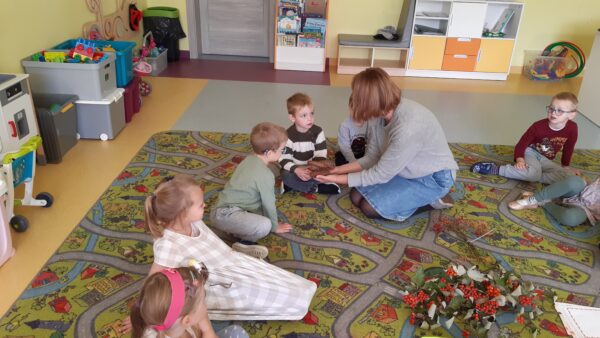 Misie biorą udział w zabawach sensorycznych z wykorzystaniem darów jesieni