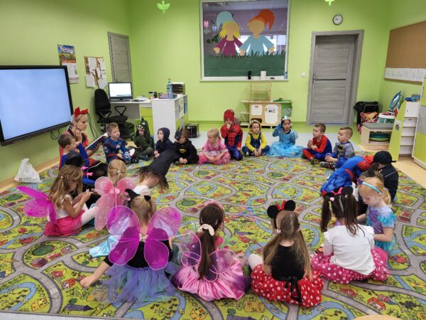 Dzieci słuchają bajki czytanej przez Panią Kasię
