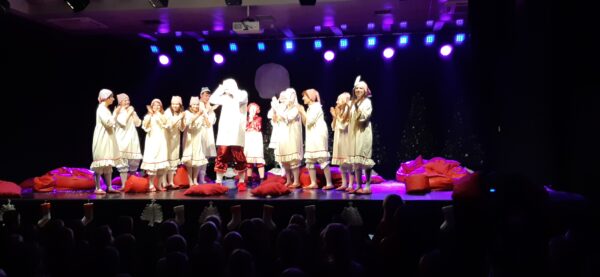 "Kraina Śpiochów" w wykonaniu aktorów siedleckiego teatru ES na scenie Bialskiego Centrum Kultury