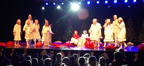 "Kraina Śpiochów" w wykonaniu aktorów siedleckiego teatru ES na scenie Bialskiego Centrum Kultury
