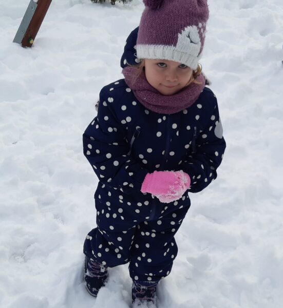 Karolcia bawi się na śniegu