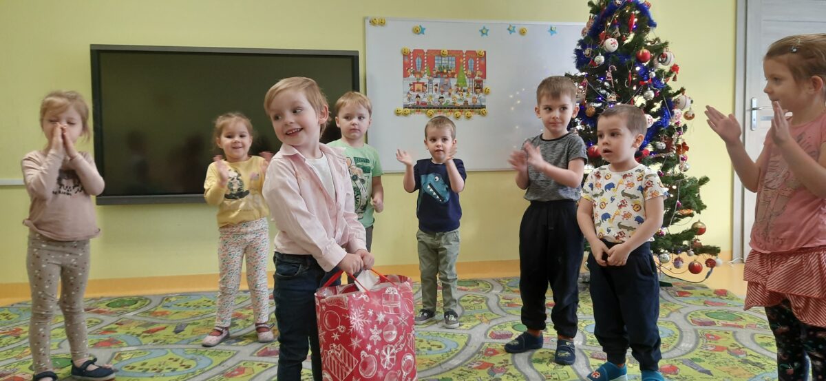 Przedszkolaki śpiewają Igorkowi urodzinową piosenkę