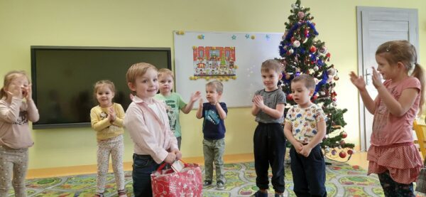 Przedszkolaki składają Igorkowi urodzinowe życzenia