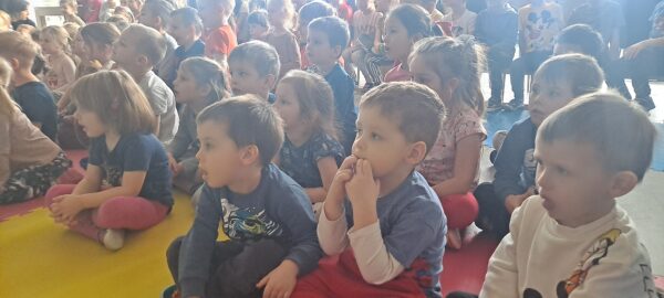 Przedszkolaki oglądają przedstawienie