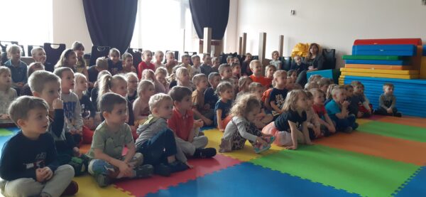 Wszystkie dzieci z przedszkola uczestniczą w spektaklu "Ania i sowa, czyli magia słowa"
