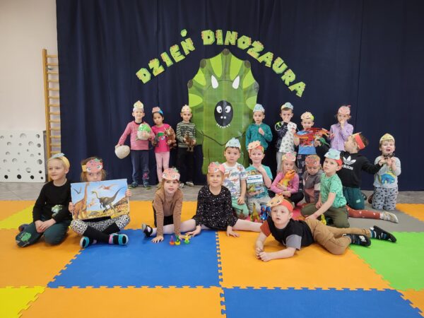 Zdjęcie grupowe z napisem Dzień Dinozaura