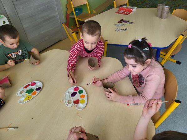 Dzieci malują doniczki.