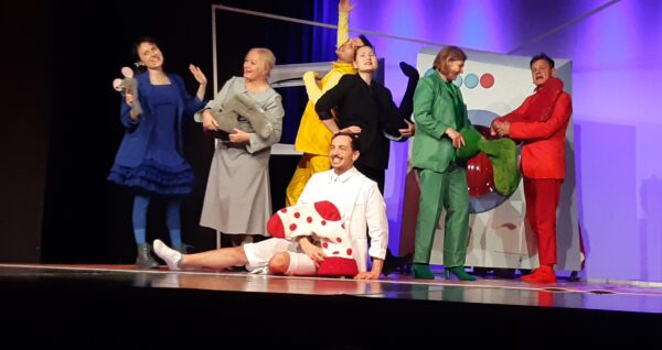 "Niesamowite przygody skarpetek" w wykonaniu aktorów łomżyńskiego Teatru Lalki i Aktora na scenie Bialskiego Centrum Kultury