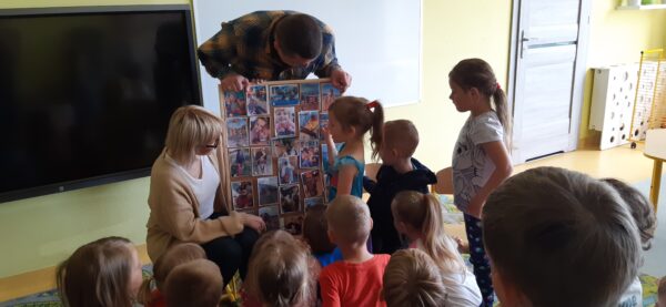 Rodzice Aluni prezentują dzieciom własnoręcznie wykonaną galerię zdjęć