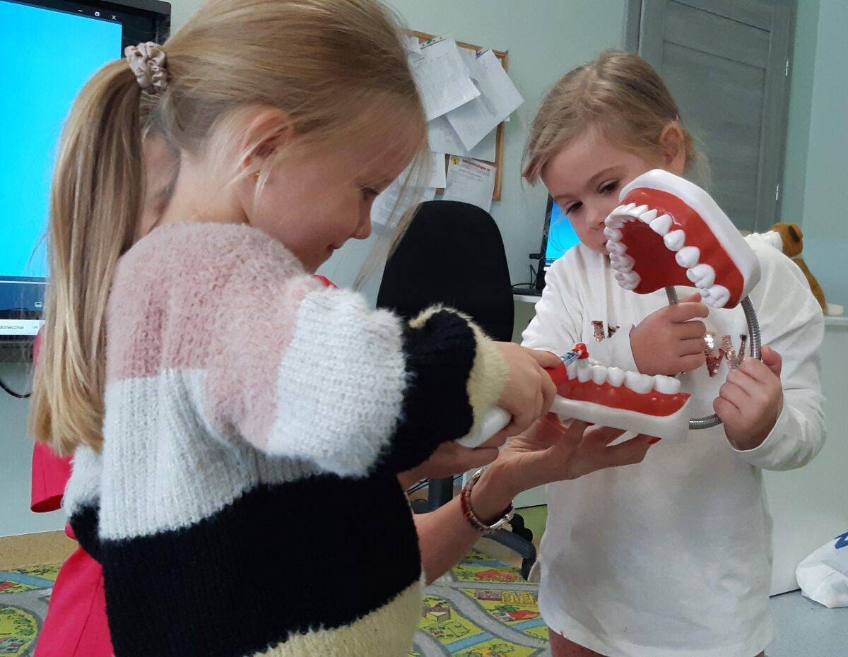 Misia i Gabrysia uczą się zasad prawidłowego szczotkowania zębów