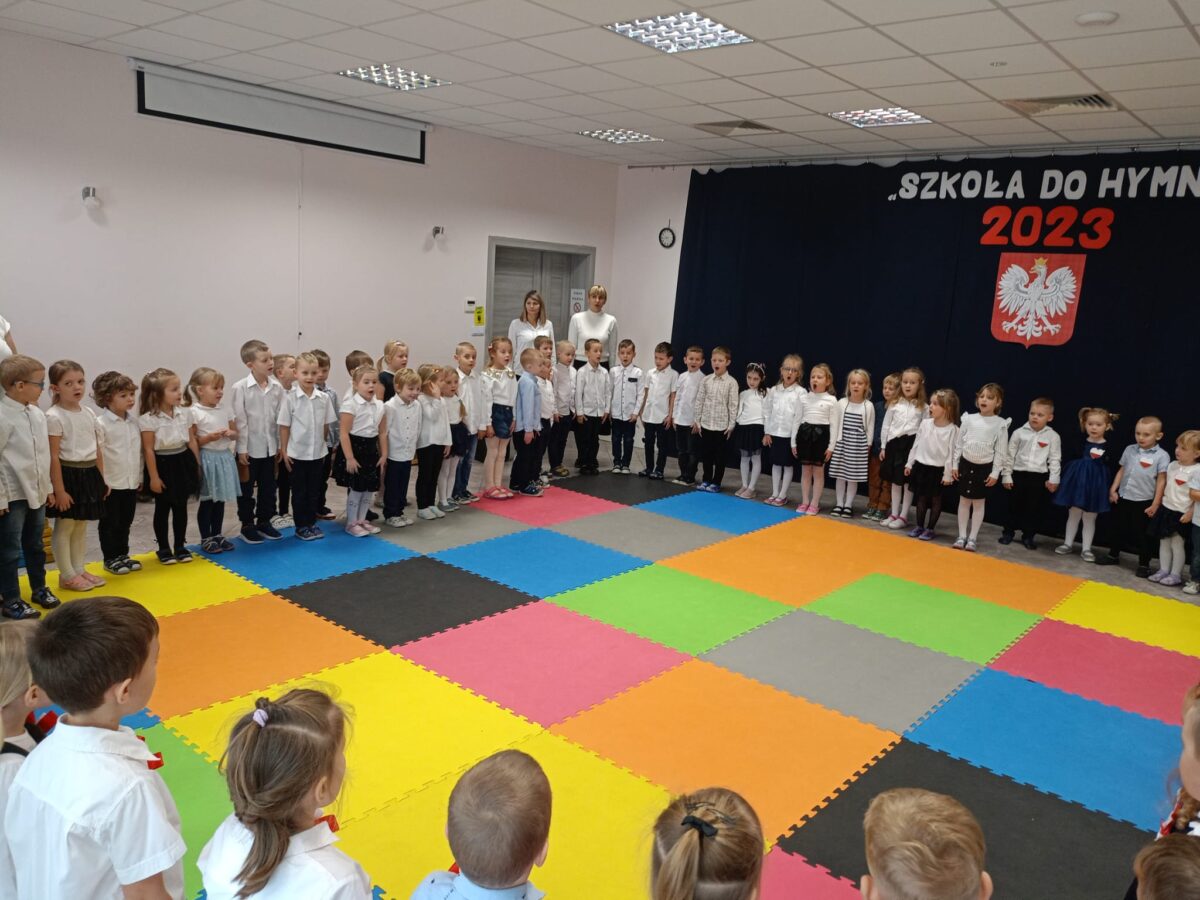 Przedszkolaki uroczyście śpiewają hymn Polski