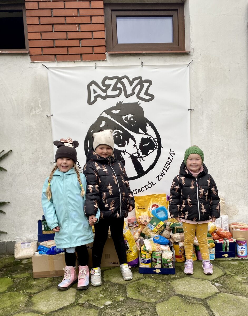 Gabrysia, Kornelka i Marcelinka dumnie prezentują dary, które razem z rodzicami przewiozły do schroniska "AZYL" w Białej Podlaskiej