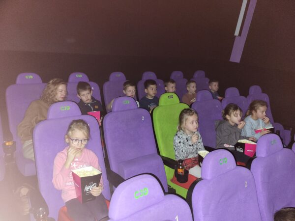 Dzieci na sali kinowej.