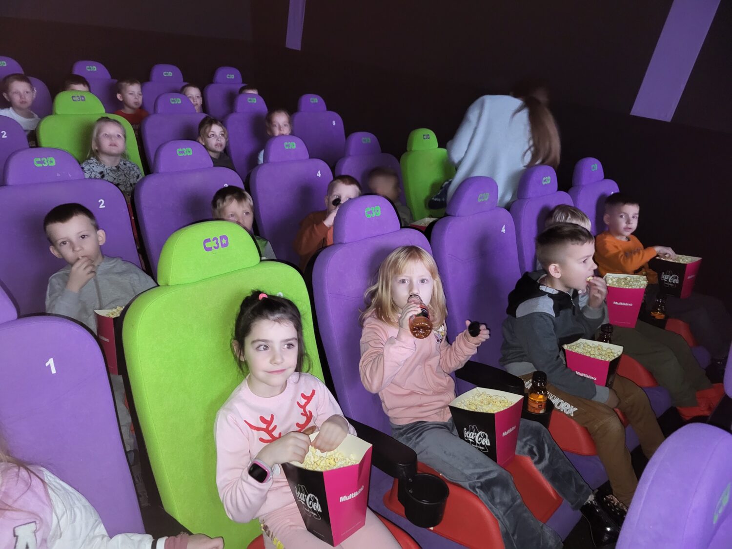 Dzieci na sali kinowej.