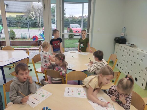 Dzieci aktywnie uczestniczą w zajęciach z języka angielskiego